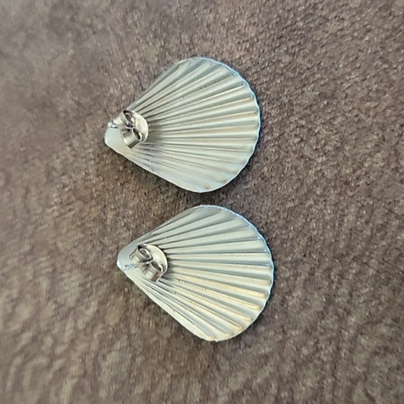 VTG Metal Turquoise Sea Shell Post Earrings - Picture 3 of 4